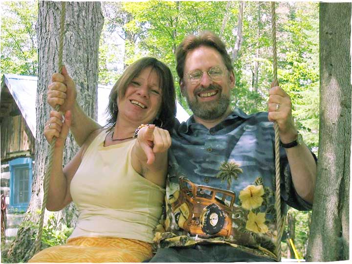 Danièle et Jean sur une balançoire